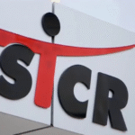 شاحنات النقل واللوجستيك الخاصة بـ SNTL في موقع استراتيجي بالمغرب، تعكس الكفاءة التشغيلية لسلاسل الإمداد.