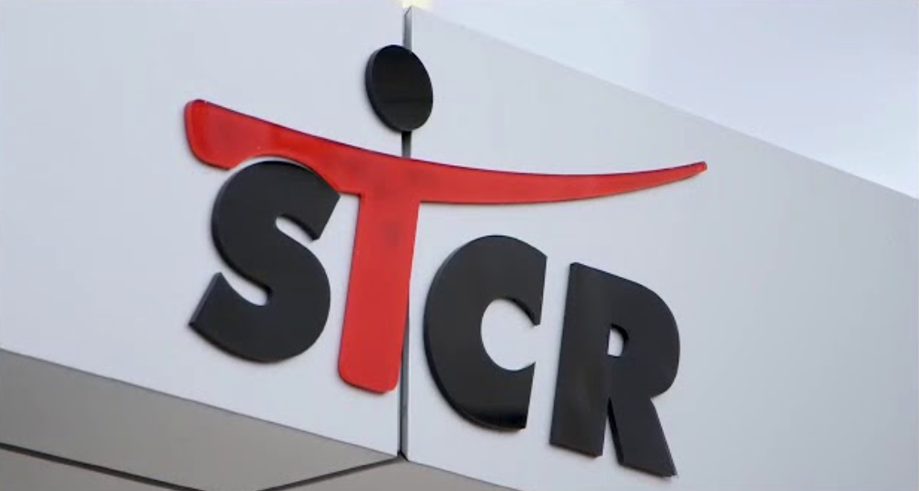 شاحنات النقل واللوجستيك الخاصة بـ SNTL في موقع استراتيجي بالمغرب، تعكس الكفاءة التشغيلية لسلاسل الإمداد.