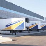 شاحنات النقل واللوجستيك الخاصة بـ SNTL في موقع استراتيجي بالمغرب، تعكس الكفاءة التشغيلية لسلاسل الإمداد.