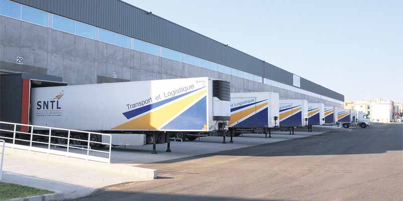 شاحنات النقل واللوجستيك الخاصة بـ SNTL في موقع استراتيجي بالمغرب، تعكس الكفاءة التشغيلية لسلاسل الإمداد.
