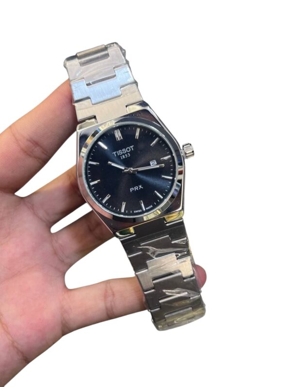ساعات Tissot PRX Quartz الأصلية تصميم أيقوني بلمسة عصرية متوفرة باللون الأزرق والأبيض والأسود - Image 6