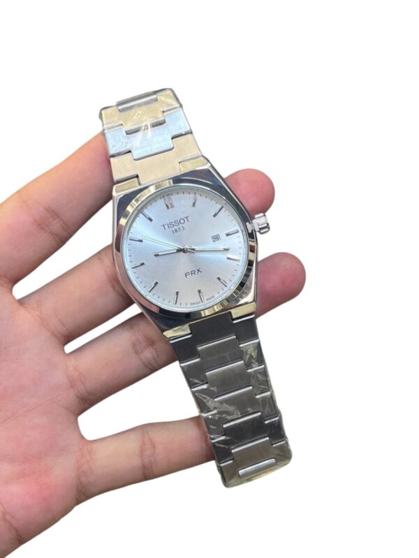 ساعات Tissot PRX Quartz الأصلية تصميم أيقوني بلمسة عصرية متوفرة باللون الأزرق والأبيض والأسود - Image 2