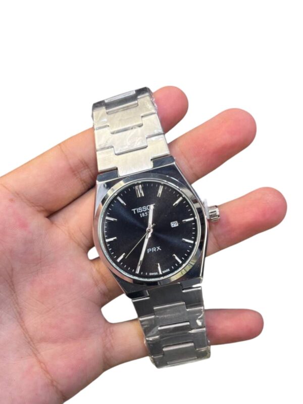 ساعات Tissot PRX Quartz الأصلية تصميم أيقوني بلمسة عصرية متوفرة باللون الأزرق والأبيض والأسود - Image 4