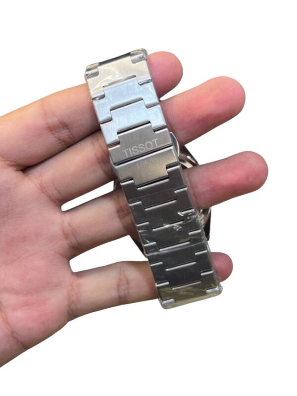 ساعات Tissot PRX Quartz الأصلية تصميم أيقوني بلمسة عصرية متوفرة باللون الأزرق والأبيض والأسود - Image 5