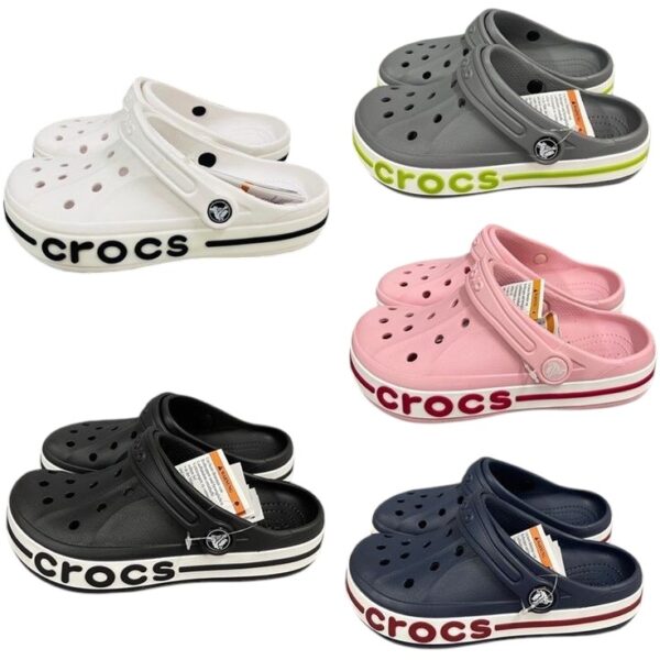 أحذية كروكس (Crocs) العصرية. هذه الأحذية الكلوج (Clogs) هي الخيار المثالي لكل من يبحث عن التوازن بين التصميم الممتع والوظيفة العملية.