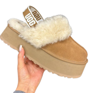 شبشب UGG Funkette بكعب منصة سميك باللون الجملي وفرو بيج وحزام خلفي عليه شعار UGG.