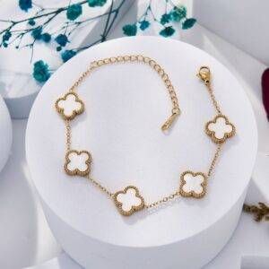 Home أساور البرسيم الساحرة: أناقة لا تقاوم بألوان العقيق، والملاكيت، وعرق اللؤلؤ