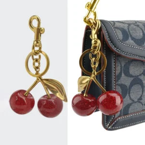 Home ميدالية مفاتيح كرز لامعة مطلية بالذهب مع حبات كرز حمراء براقة.